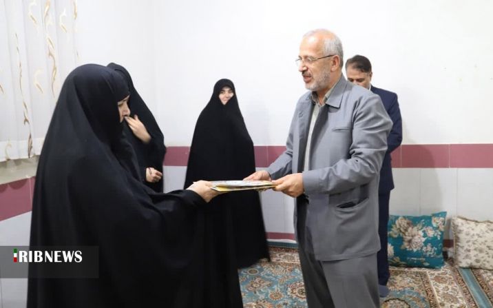 استاندار قم از بانوی رزمی کار حامی مردم فلسطین تجلیل کرد استاندار قم از بانوی رزمی کار حامی مردم فلسطین تجلیل کرد